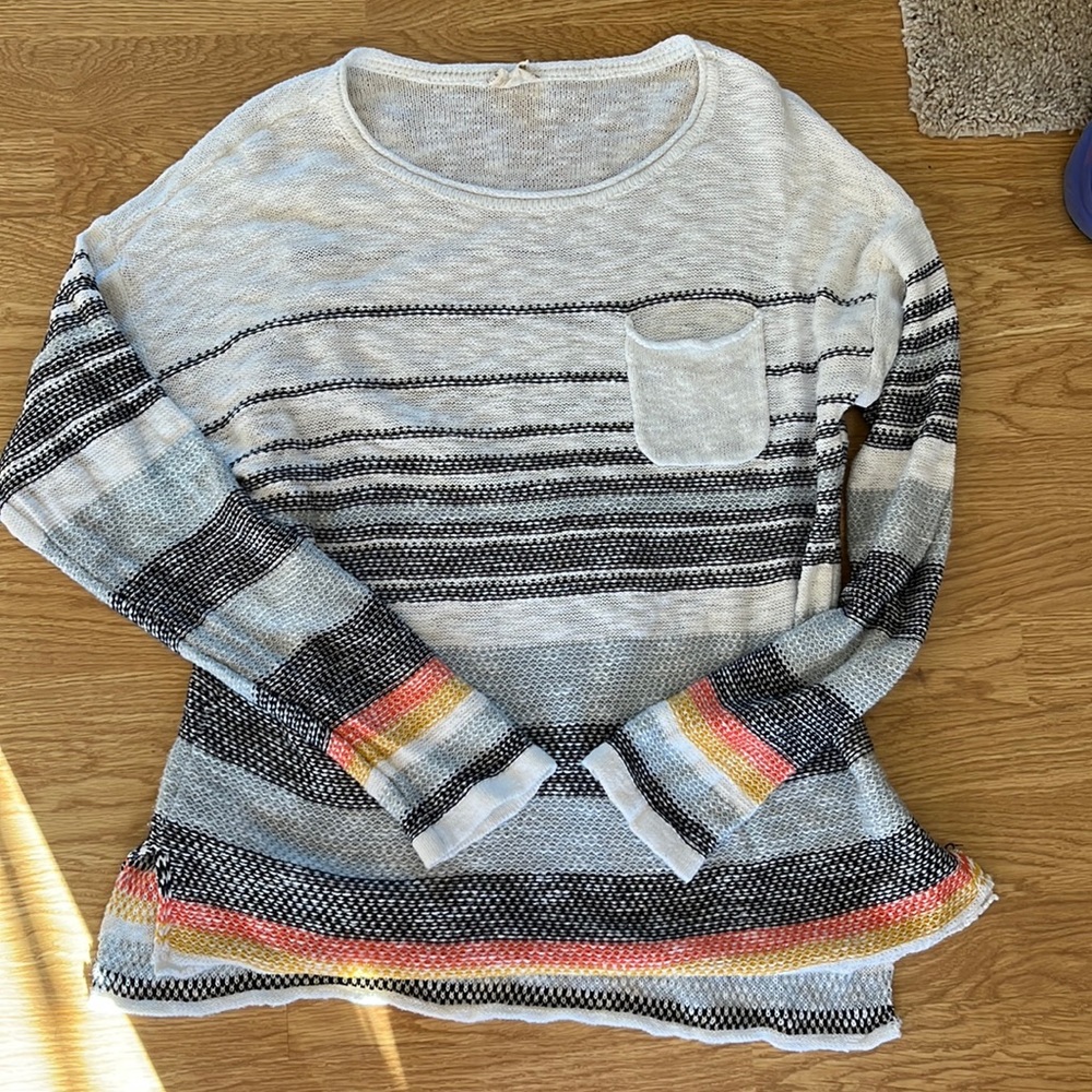 Loose fitted sweater, worn only a few times, like new condition. Sz L